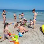 la nostra scuola dell'infazia si diverte in spiaggia