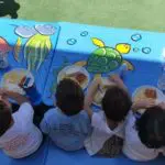 I bambini de il magico mondo dipingono una tartaruga