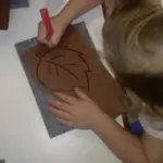 Dipingiamo foglie su carta